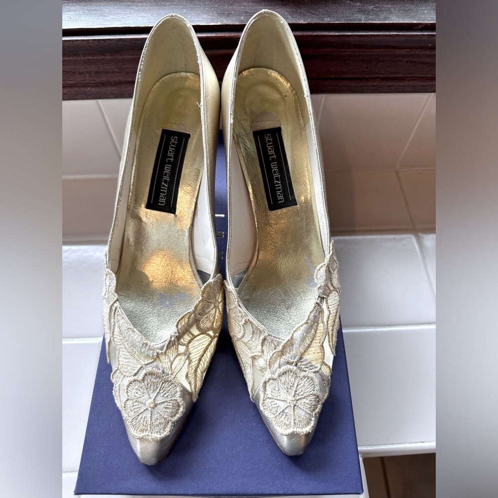 Stuart Weitzman Women’s classic pointed-toe pump. Barely worn. Size 8 1/2 AA.